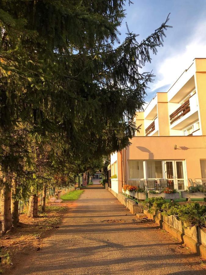 Intersport Hotel Stupava Esterno foto
