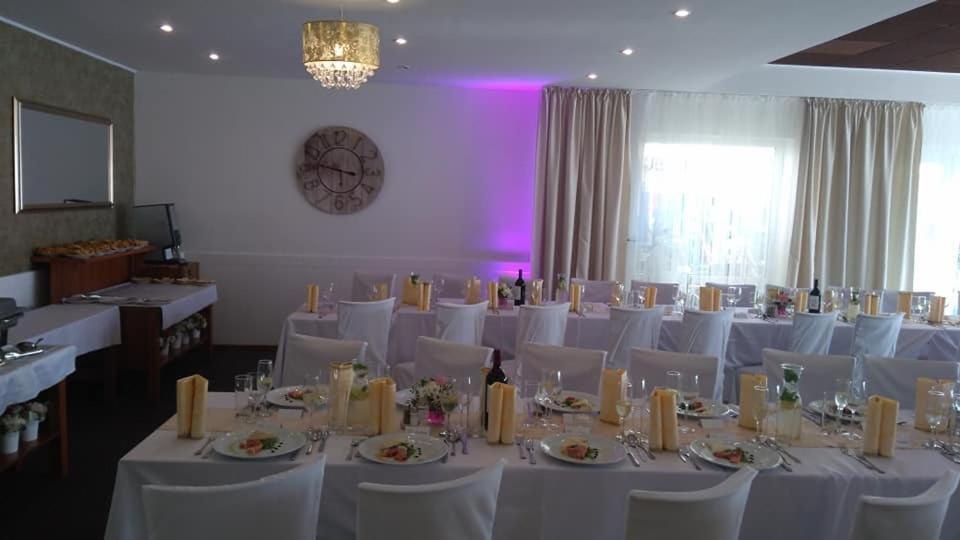 Intersport Hotel Stupava Esterno foto